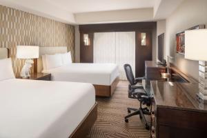 Letto o letti in una camera di Renaissance Phoenix Downtown Hotel