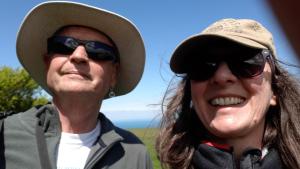 Ein Mann und eine Frau mit Sonnenbrille und Hut. in der Unterkunft Highfield House, Parracombe, Modern B&B in Parracombe