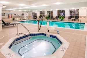 - une piscine avec un bain à remous dans une chambre d'hôtel dans l'établissement Residence Inn Waynesboro, à Waynesboro