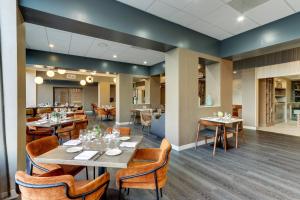 une salle à manger avec des tables et des chaises ainsi qu'un restaurant dans l'établissement Huntsville Marriott at the Space & Rocket Center, à Huntsville