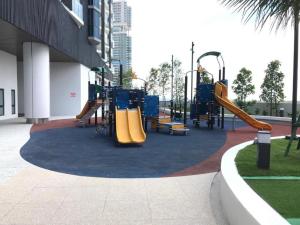 un parque infantil en un edificio con tobogán en Almas Suite-SS-Puteri Harbour Legoland-JB新山- SG新加坡, en Nusajaya