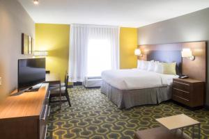 A bed or beds in a room at TownePlace Suites by Marriott Oxford