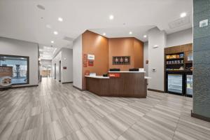 eine Lobby eines Ladens mit einer Theke und einer Apotheke in der Unterkunft TownePlace Suites Waco Northeast in Waco