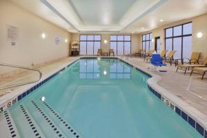 una grande piscina con acqua blu in una camera d'albergo di Courtyard by Marriott St. Joseph-Benton Harbor a Benton Harbor