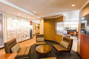 um átrio com cadeiras, uma mesa e uma cozinha em TownePlace Suites by Marriott Portland Beaverton em Beaverton