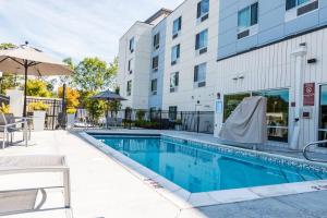 Swimming pool sa o malapit sa TownePlace Suites by Marriott Portland Beaverton