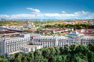 eine Luftansicht eines großen weißen Gebäudes in der Unterkunft Munich Marriott Hotel in München