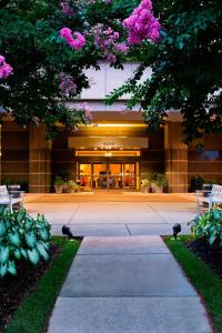 Um edifício com flores cor-de-rosa à frente. em Richmond Marriott Short Pump em Short Pump