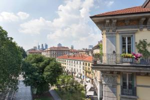 einen Balkon mit Stadtblick in der Unterkunft Sheraton Diana Majestic in Mailand
