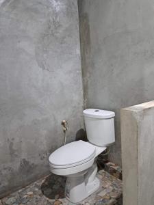 een badkamer met een wit toilet in een kamer bij Teacher House in Phra Ae beach