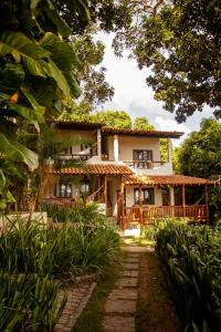 a house with a pathway in front of it at Pousada Mundo Verde in Trancoso