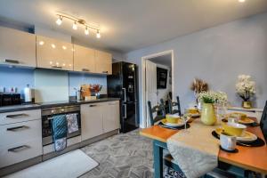 Kitchen o kitchenette sa Three Bedroom House in Runcorn By The Lake with Parking by Neofinixdotcom