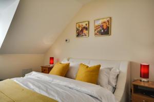 Кровать или кровати в номере Three Bedroom House in Runcorn By The Lake with Parking by Neofinixdotcom