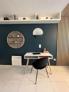 - un bureau et une chaise dans la chambre dans l'établissement Petit cocon en hyper-centre, à Reims