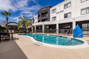 a swimming pool in front of a building at Courtyard Brunswick in Brunswick