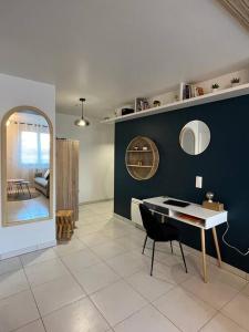 uma sala de estar com uma mesa e um espelho em Petit cocon en hyper-centre em Reims