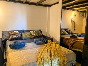 ein Schlafzimmer mit einem Bett mit einer gelben Decke darauf in der Unterkunft [S.Orsola] Industrial Design Suite* * * * * in Bologna
