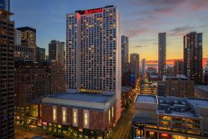 Blick auf ein hohes Gebäude in einer Stadt in der Unterkunft Chicago Marriott Downtown Magnificent Mile in Chicago