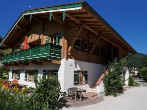 un edificio con un balcón en el lateral. en Berg-Loft Ramsau, en Ramsau