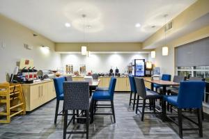 a restaurant with tables and chairs and a counter at TownePlace Suites Sioux Falls in Sioux Falls