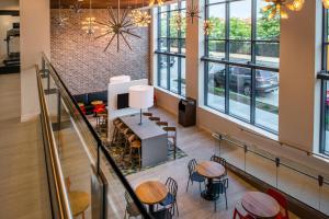 Blick auf die Lobby eines Restaurants mit Tischen und Stühlen in der Unterkunft Residence Inn by Marriott Pittsburgh Oakland/University Place in Pittsburgh