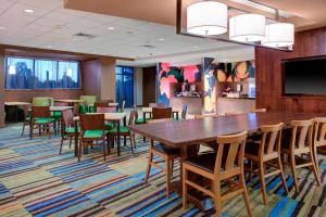 una sala da pranzo con un grande tavolo e sedie di Fairfield Inn & Suites by Marriott Flagstaff East a Flagstaff