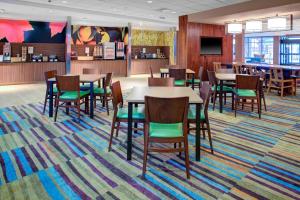 una sala da pranzo con tavoli e sedie su un tappeto di Fairfield Inn & Suites by Marriott Flagstaff East a Flagstaff