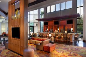 een lobby van een hotel met een bar bij Marriott Memphis East in Memphis