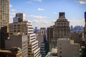 紐約的住宿－Moxy NYC Downtown，城市中一群高大的建筑