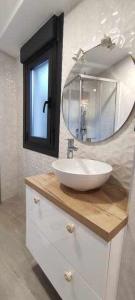 bagno con lavandino e specchio di Precioso Apartamento de 1 Habitación a O Barco de Valdeorras