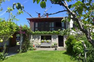 ein Haus mit einem Garten davor in der Unterkunft Casa Rural Nel NRGA002R in Bojes