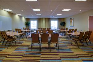 una clase con mesas y sillas en una habitación en Fairfield Inn & Suites by Marriott Edison - South Plainfield, en Edison