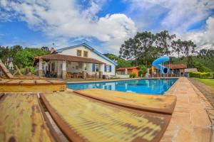 Casa con piscina con tobogán en Pousada Águas do Vale en Atibaia