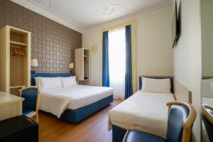 Habitación de hotel con 2 camas y ventana en Hotel Panizza, en Milán