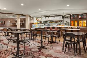 een restaurant met tafels en stoelen en een bar bij Courtyard by Marriott Sacramento Folsom in Folsom