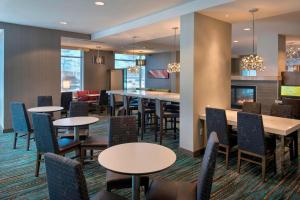 een restaurant met tafels en stoelen en een bar bij Residence Inn by Marriott Boston Bridgewater in Bridgewater