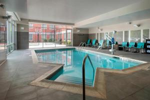 BridgewaterにあるResidence Inn by Marriott Boston Bridgewaterのホテルの客室内の青い水のプール