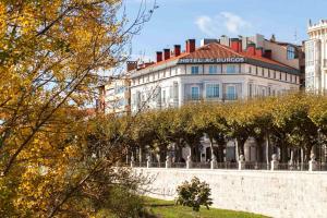 een groot wit gebouw met een bord erop bij AC Hotel Burgos by Marriott in Burgos