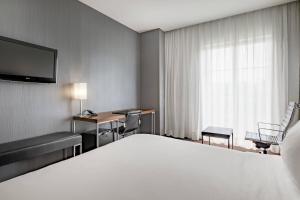 Postel nebo postele na pokoji v ubytování AC Hotel Burgos by Marriott