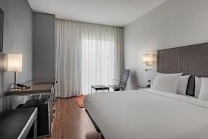 Postel nebo postele na pokoji v ubytování AC Hotel Burgos by Marriott