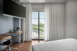 Postel nebo postele na pokoji v ubytování AC Hotel Burgos by Marriott