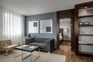 Posezení v ubytování AC Hotel Burgos by Marriott