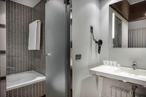 Koupelna v ubytování AC Hotel Burgos by Marriott + 35 fotografií