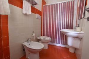 a bathroom with a toilet and a sink at B&B La Grande Mela in Santo Stefano di Camastra