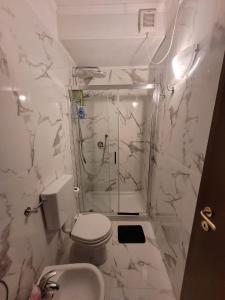 uma casa de banho com um chuveiro, um WC e um lavatório. em Cà Isabella em Veneza