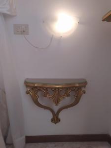 una luz en una pared blanca con una mesa en Cà Isabella, en Venecia