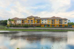 budynek obok dużego zbiornika wodnego w obiekcie Courtyard by Marriott Orlando Lake Mary North w mieście Lake Mary