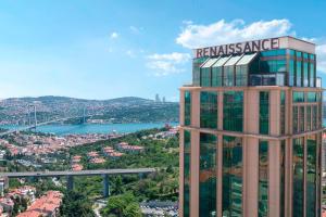 un edificio alto con un cartel encima en Renaissance Istanbul Polat Bosphorus Hotel, en Estambul