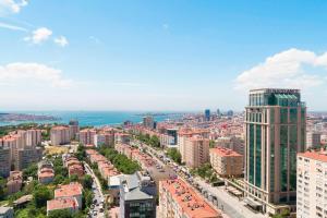 z góry widok na miasto z budynkami w obiekcie Renaissance Istanbul Polat Bosphorus Hotel w Stambule