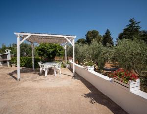 - une table de pique-nique et un pavillon dans le jardin dans l'établissement Porta Sugli Ulivi, à Monopoli